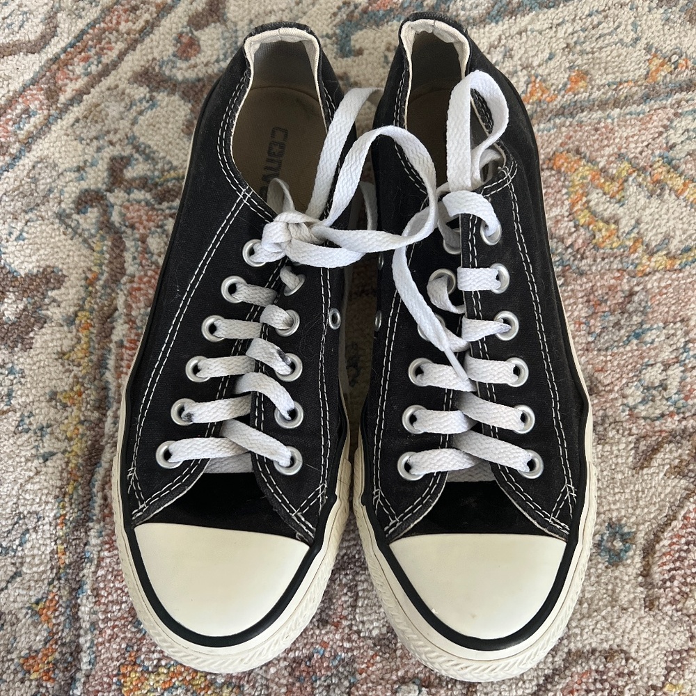 Black converse low top women’s 7